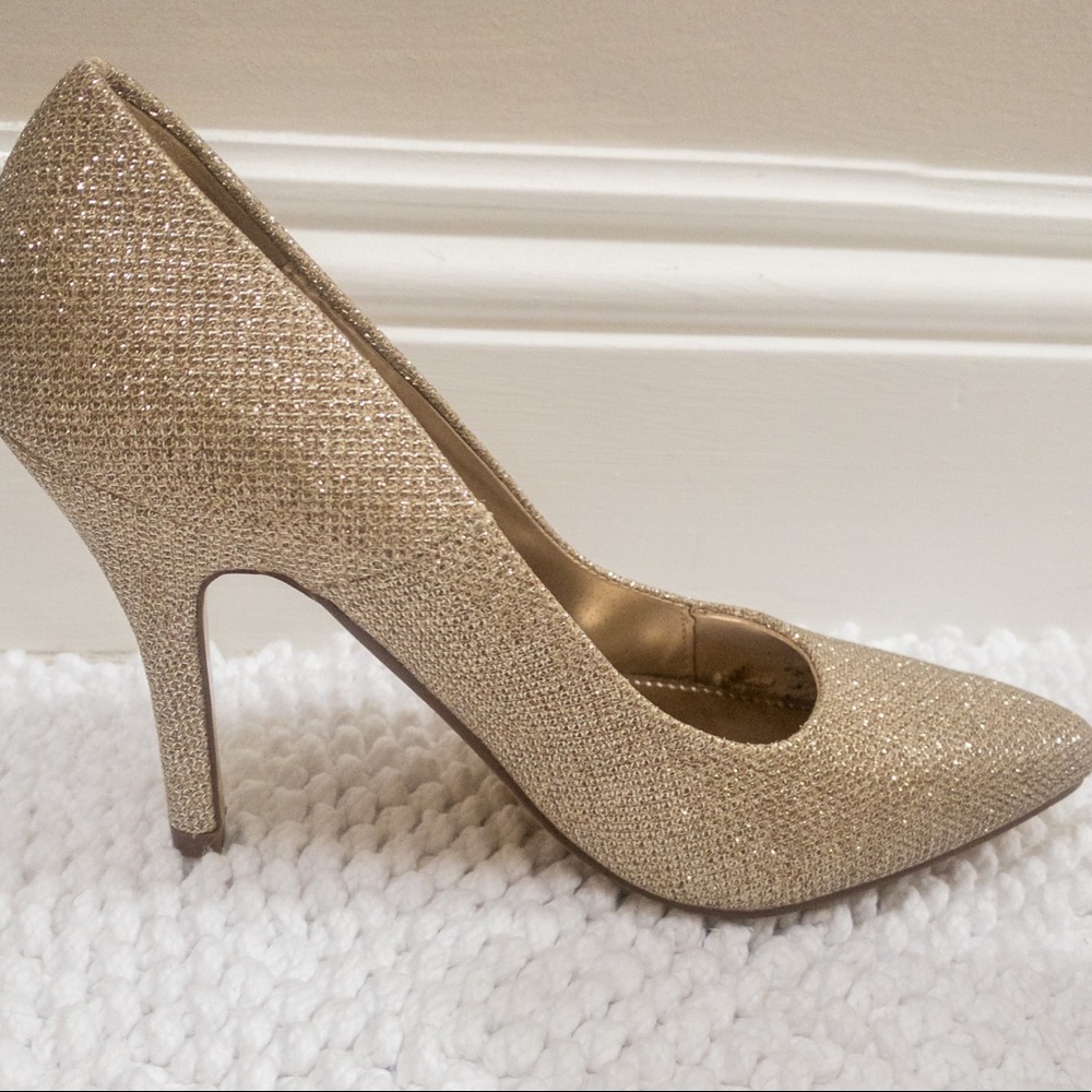 Dream Paris Closed Toe Heel Pump Size 5.5